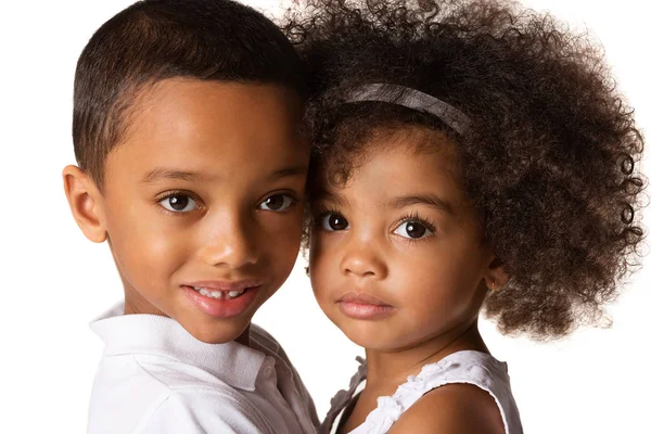 Retrato Cerca Dos Adorables Hermanos Hermano Hermana Abrazándose Aislados Sobre — Foto de Stock