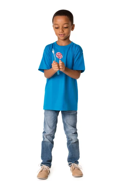 歯ブラシと甘いロリポップで 幸せのアフリカ系アメリカ人の少年 健康な歯のコンセプトです 不健康な食べ物 — ストック写真