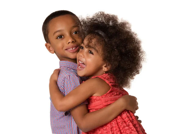 Dos Alegres Hermanos Afroamericanos Hermano Hermana Abrazándose Aislados Sobre Fondo —  Fotos de Stock