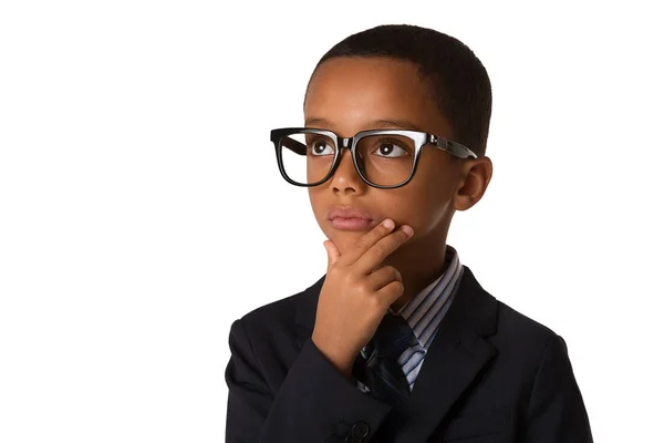 エレガントな思いやりのあるアフリカ系アメリカ人少年ビジネス スーツで眼鏡をかけて スタジオ撮影します 若い男の子のポーズします Copyspace — ストック写真