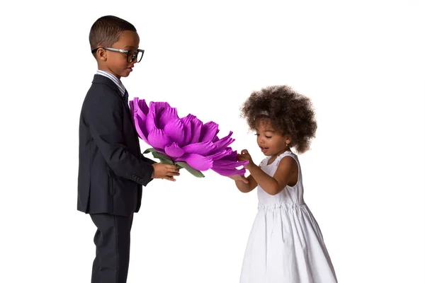 Красивый Мальчик Дает Симпатичной Девушке Большой Цветок Оригами Дети Любят — стоковое фото