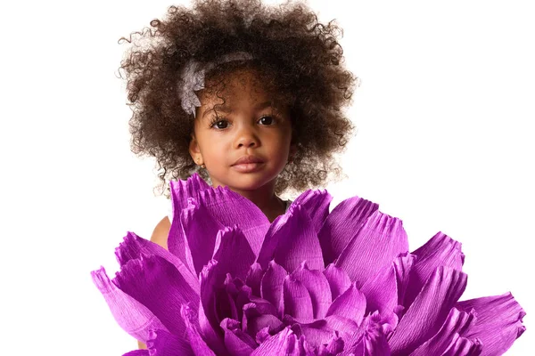 Портрет Маленькой Милой Африканско Американской Девушки Большим Фиолетовым Цветочным Оригами — стоковое фото