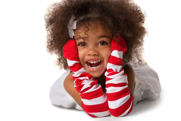 Retrato de uma menina pré-escolar deitado. Isolado — Fotografia de Stock