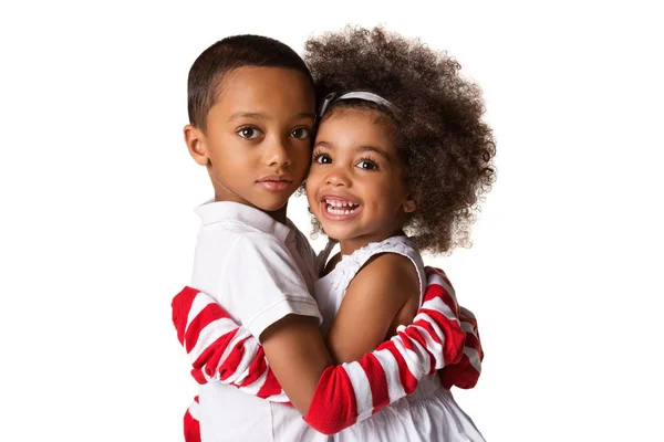 一个学龄前非洲裔美国兄弟姐妹拥抱对方的肖像。孤立 — 图库照片