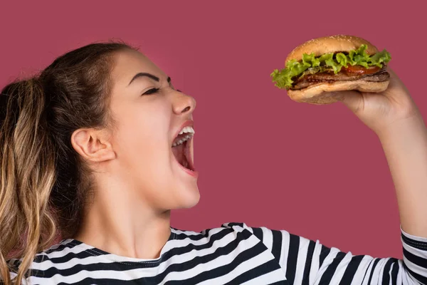 Louco Fome Legal Menina Listrado Shirt Comer Hambúrguer Perfil Sobre — Fotografia de Stock