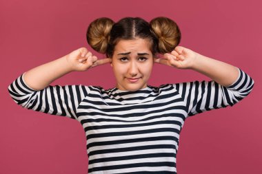 Mutsuz tatminsiz agresif kız pembe arka plan üzerinde izole parmaklarıyla kulaklarını kapanış portresi üzgün üzgün