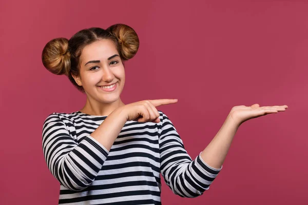 Unga Hipster Flicka Med Lekfull Frisyr Och Randig Skjorta Pekande — Stockfoto