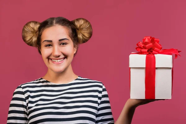 Imagem Menina Hipster Com Penteado Engraçado Segurando Caixa Presente Palma — Fotografia de Stock