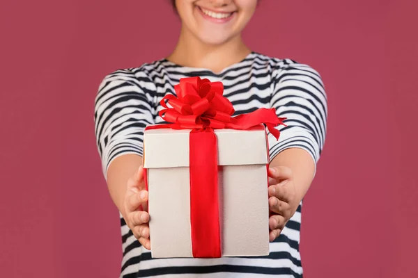 Περικομμένη Εικόνα Χαρούμενο Κορίτσι Κρατώντας Gift Box Που Απομονώνονται Ροζ — Φωτογραφία Αρχείου