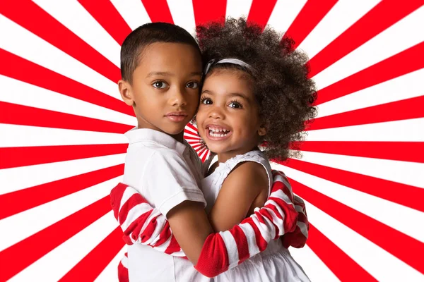 一个学龄前可爱的非洲裔美国兄弟姐妹拥抱对方的肖像 几何背景上的两个孩子 — 图库照片