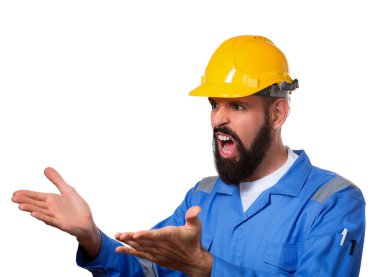 Screamimg sakallı oluşturucu sert şapka veya kask içinde. Beyaz arka plan üzerinde açık avuç içi ile mutsuz mimar oluşturucu Portresi