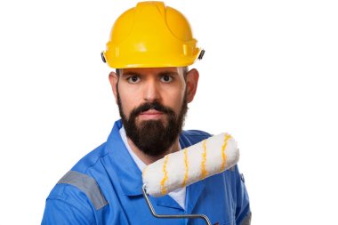 Kask ve mavi üniforma tutan boya silindiri sakallı oluşturucu, beyaz arka plan üzerinde izole.