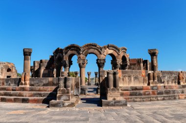 Arka planda mavi gökyüzü ile Zvartnots Tapınağı kalıntıları, Ermenistan