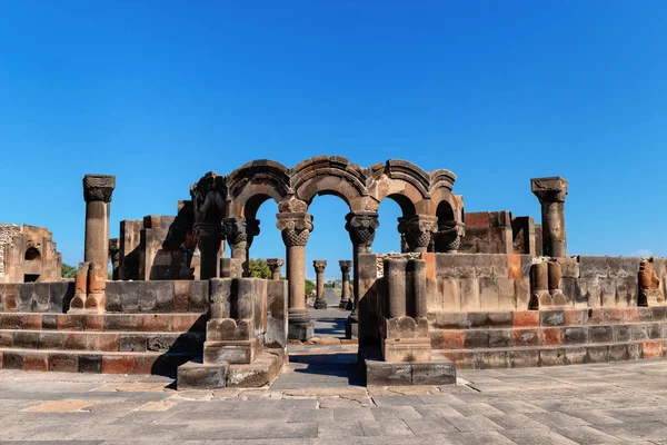 Arka planda mavi gökyüzü ile Zvartnots Tapınağı kalıntıları, Ermenistan