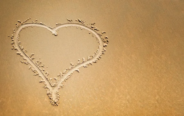 Dedo coração desenhado na areia, símbolo do amor — Fotografia de Stock