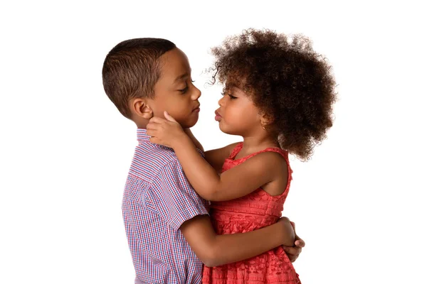 Двое веселых африканско-американских братьев и сестер, сестра целует своего брата, изолированная — стоковое фото
