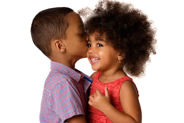 Двое веселых афро-американских братьев и сестер, брат целует свою сестру, изолированный — стоковое фото