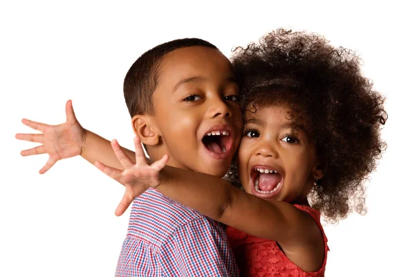 Dos alegres hermanos afroamericanos, hermana abrazando a su hermano, aislada —  Fotos de Stock