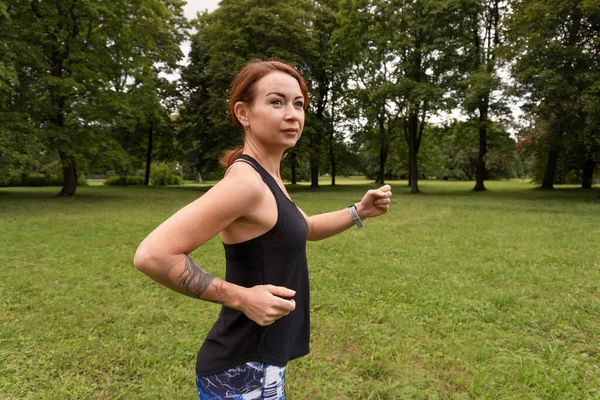在公园里跑步的女运动员 — 图库照片