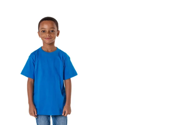 Çocukluk ve insanlar- küçük Afro-Amerikalı çocuk beyaz arka planda ve kopyalama alanında