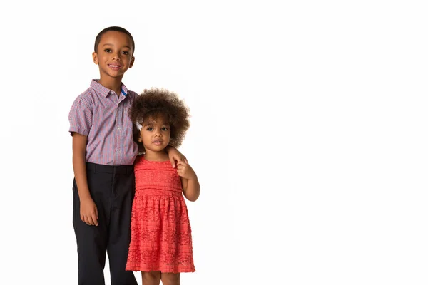 Kindertijd en mensen concept-twee vrolijke Afrikaans-Amerikaanse broers en zussen over witte achtergrond met kopieerruimte — Stockfoto