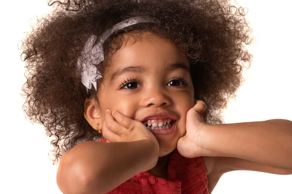 Детство и люди концепции - милый африканский американец девушка касается ее щеки, изолированные — стоковое фото