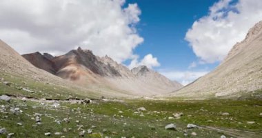 Kutsal Kailas Dağı 'nın etrafındaki Kora (yatra) ayinine giderken 4k zaman dilimi boyunca inanılmaz manzaralar. Dua ve meditasyon yeri. Tibet, Çin, Asya