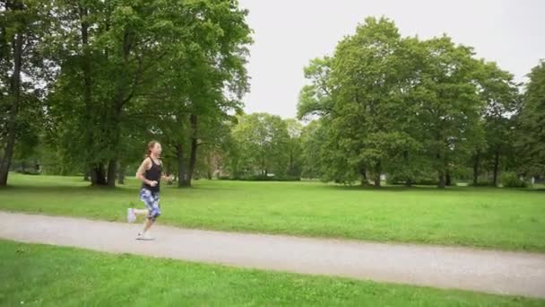 Giovane Donna Sportiva Esecuzione Nel Parco Verde — Video Stock