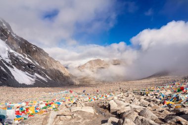 Dolma-La geçidi Tibet 'teki Kailas Dağı yakınlarında..