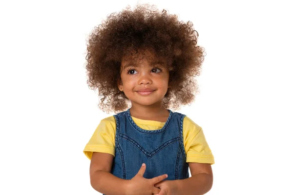 童年与人的概念 可爱的非洲裔美国小女孩的肖像 背景洁白 与世隔绝 — 图库照片