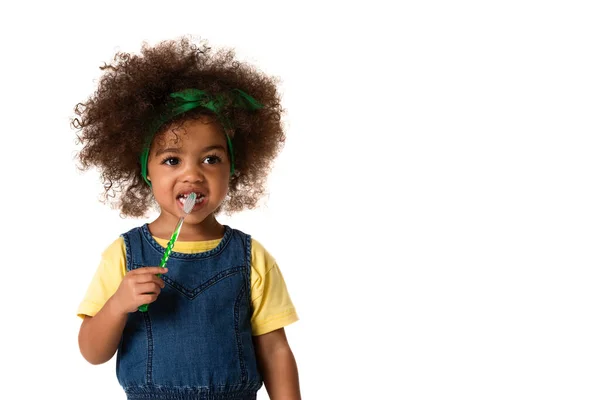 Uma Menina Afro Americana Fofa Escovando Dentes Isolada Sobre Fundo — Fotografia de Stock