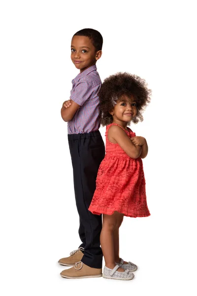 两个身材高大的非洲裔美国兄弟姐妹背靠背站在一起 双手交叉 在白色背景下与复印空间隔离 — 图库照片