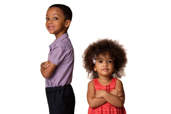 童年与人的概念 两个笑着的非洲裔美国兄弟姐妹背靠背地站在一起 双臂交叉 被白色背景隔离 — 图库照片