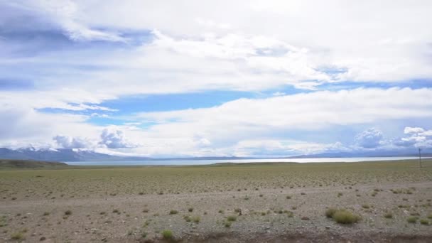 Scenérie jezero Manasarovar s modrou oblohou. Místo modlitby, klidu a meditace.Tibet, Kailas, Čína. — Stock video