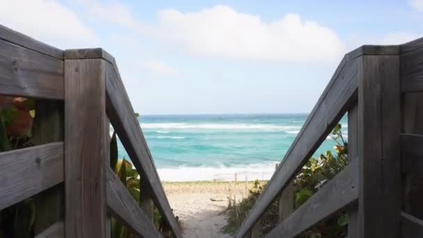 Sendero Madera Sobre Dunas Arena Con Hermosa Vista Mar — Vídeos de Stock