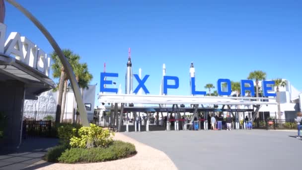 2020年1月26日 Nasaケネディ宇宙センタービジターコンプレックスへの入り口の上の標識を探索する — ストック動画