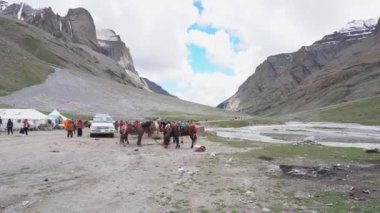 Ngari, Tibet, Çin - 15 Ağustos 2019: 15 Ağustos 2019 'da Çin' in Tibet, Tibet, Çin 'deki Ngari şehrinde deniz seviyesinden 5.000 metre yükseklikte kutsal Kailash Kora yolunda hacılar için dinlenme noktası.