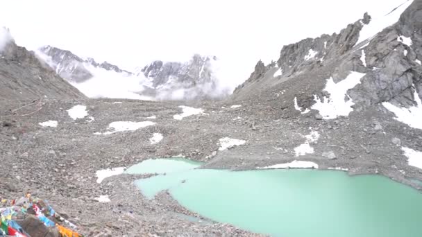 Jezioro Gauri Kund Podczas Rytualnej Kory Yatra Wokół Świętej Góry — Wideo stockowe