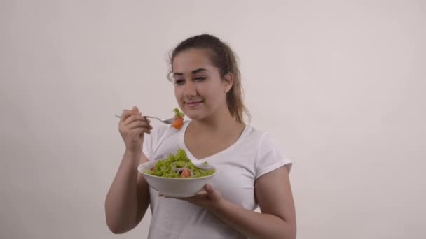 Gezonde Levensstijl Jong Meisje Wit Shirt Eten Van Een Frisse — Stockvideo