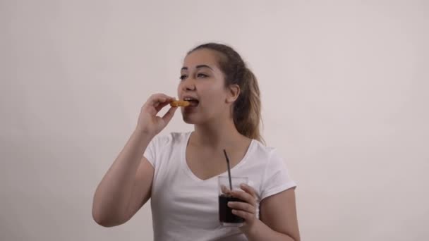 Jovem Garota Legal Camiseta Branca Com Copo Coca Cola Comendo — Vídeo de Stock