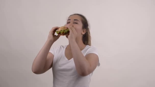 Jeune Fille Cool Shirt Blanc Manger Hamburger — Video