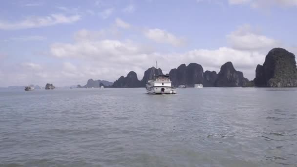 Csodálatos Kilátás Nyílik Halong Bay Hajóutakra Egy Gyönyörű Természeti Csoda — Stock videók