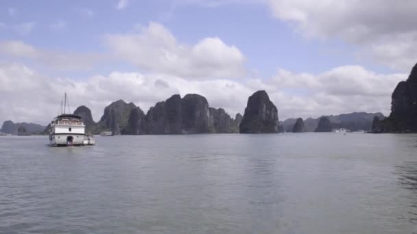 哈龙湾游轮的奇景 在越南北部 这是一个美丽的自然奇观 — 图库视频影像