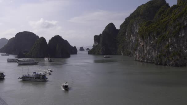 ベトナムハノイハロン湾2018年5月06日 ハロン湾のクルーズの素晴らしい景色 ベトナム北部の美しい自然の驚異です — ストック動画
