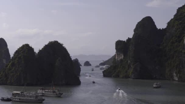 2018年5月6日 维也纳汉诺威 哈龙湾 Hanoi Halong Bay 令人叹为观止的哈龙湾游轮风景 在越南北部 这是一个美丽的自然奇观 — 图库视频影像