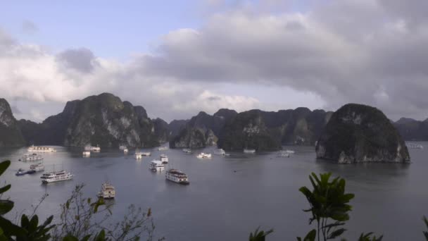 Fantastisk Vacker Utsikt Över Kryssningarna Halong Bay Det Ett Vackert — Stockvideo