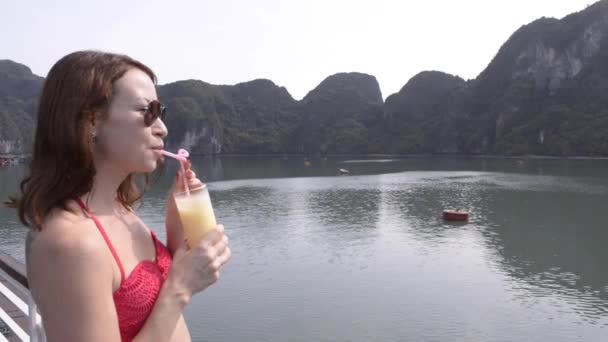 Молода Жінка Човні Яка Має Склянку Соку Між Островами Гуд — стокове відео