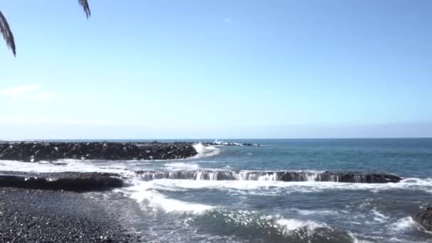 オーシャンズ ビューとテネリフェ島の石のビーチ南 テネリフェ島 カナリア諸島 スペイン — ストック動画