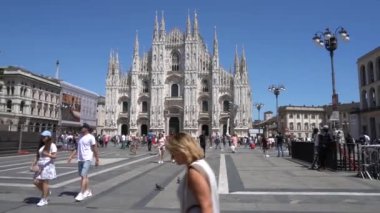 Milan, İtalya - 16 Temmuz 2019: Milan Katedrali (İtalyanca: Duomo di Milano) - Milano 'daki katedral, şehrin tarihi merkezinde yer alıyor..