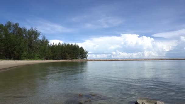 Een Weids Uitzicht Tropisch Strand Met Blauwe Lucht Bomen — Stockvideo